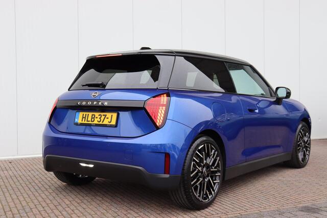 Mini COOPER Mini E Favoured L 40.7 kWh 18 inch/ Stuurwiel verwarming/ Comfort Access/ panoramadak/ Harman-Kardon/ Panoramadak