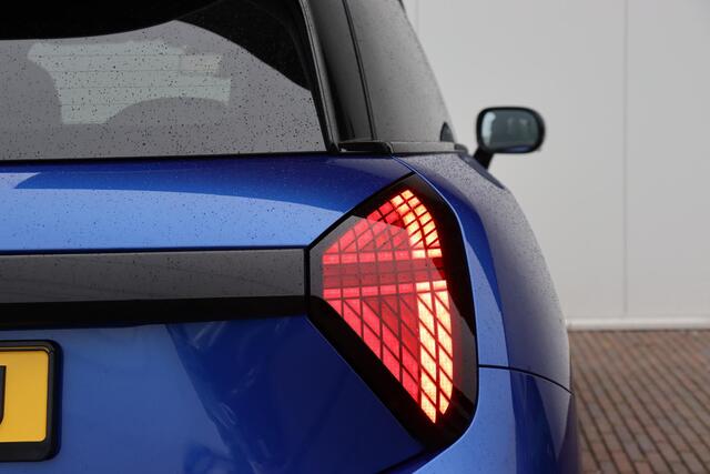 Mini COOPER Mini E Favoured L 40.7 kWh 18 inch/ Stuurwiel verwarming/ Comfort Access/ panoramadak/ Harman-Kardon/ Panoramadak