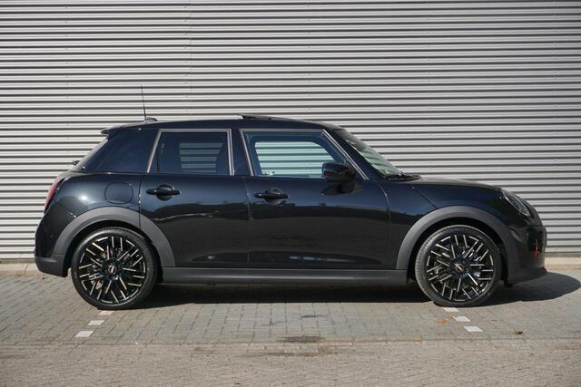 Mini COOPER 3-deurs C Favoured Trim | Pakket M | Glazen panoramadak | Driving Assistant | MINI Head-Up Display