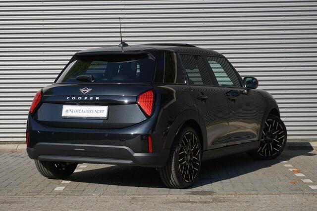 Mini COOPER 3-deurs C Favoured Trim | Pakket M | Glazen panoramadak | Driving Assistant | MINI Head-Up Display