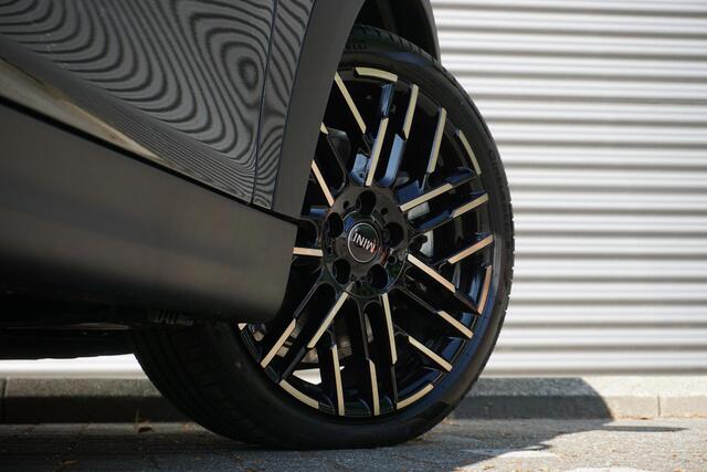 Mini COOPER 3-deurs C Favoured Trim | Pakket M | Glazen panoramadak | Driving Assistant | MINI Head-Up Display