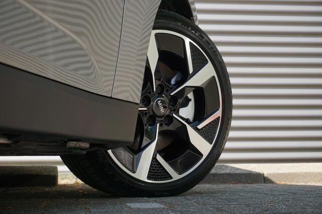 Mini COOPER 3-deurs E Favoured Trim | Pakket M | Glazen panoramadak | Driving Assistant | MINI Head-Up Display