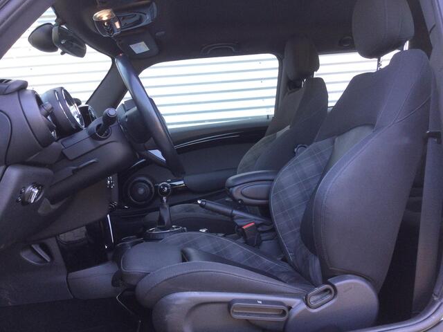 Mini COOPER Mini 1.5 Chili Serious Business | Navi | LED | PDC | CruiseControl | LET OP!!! deze auto staat te koop in opdracht klant, voor bezichtiging graag op afspraak