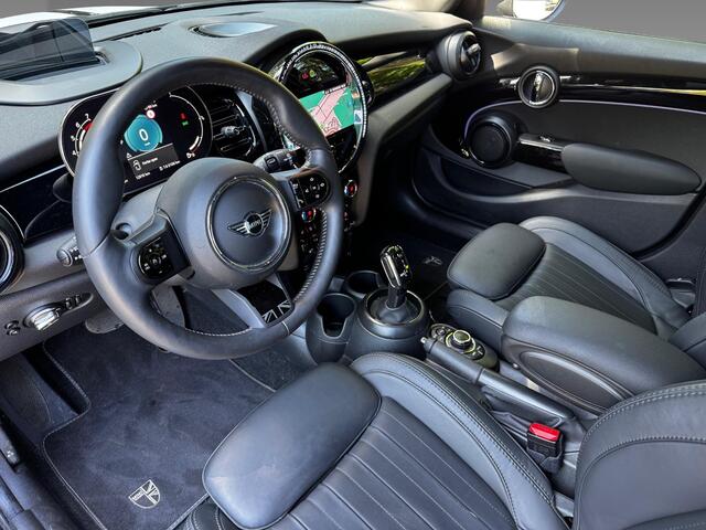 Mini COOPER 5-deurs C MINI Yours Uitvoering | 17" LM Roulette Spoke two-tone | Glazen panoramadak | Achteruitrijcamera | Driving Assistant