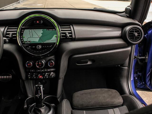 Mini COOPER 1.5 136PK Automaat John Cooper Works | HARMAN EN KARDON | KEYLESS | SFEERVERLICHTING | NAVI | PDC |