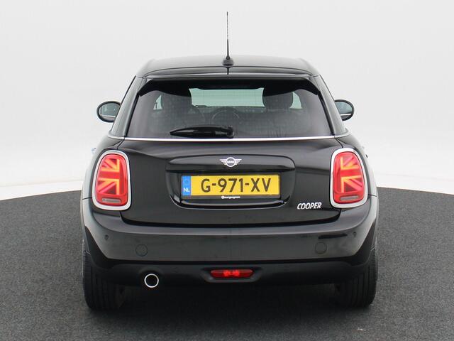 Mini COOPER Yours 1.5 136 Pk Automaat | Leder | 18 Inch | LED | Sensoren | Privacy Glass | Navigatiesysteem | 73.337 Km!!