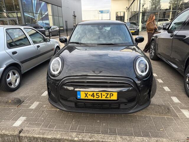 Mini COOPER 3-deurs Camden Edition | Camera | Stoelverwarming | Privacy glass | Piano Black exterior |
