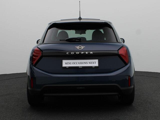 Mini COOPER Mini 1.5 C Favoured Demo voertuig korting per gereden kilometer. Neem contact op voor de actuele prijs.