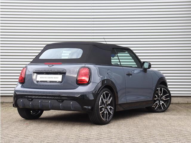 Mini COOPER Cabrio C | John Cooper Works Uitvoering + Pakket M + Comfort Access + Head-Up + Driving Assistant + Camera + 18'' JCW Lap Spoke 2-tone