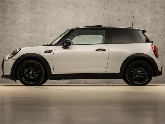 Mini COOPER Mini 1.5 Camden Sport Automaat (PANORAMADAK, VIRTUAL COCKPIT, DEALER ONDERHOUDEN, APPLE CARPLAY, GROOT NAVI, CAMERA, LEDER, SFEERVERLICHTING, SPORTSTOELEN, GETINT GLAS, LED KOPLAMPEN, ZWART HEMEL, NIEUWSTAAT)
