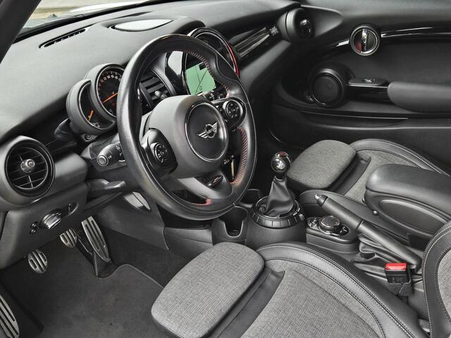 Mini COOPER Mini 1.5 Chili JOHN COOPER WORKS | LED KOPLAMPEN | CLIMATE CONTROL | SPORTSTOELEN | APPLE CARPLAY | KEYLESS ENTRY |