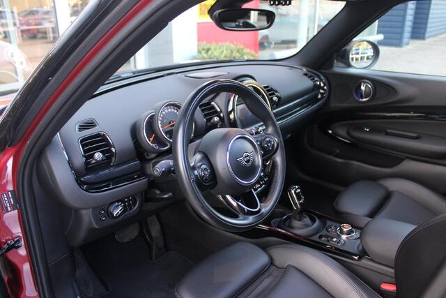 Mini COOPER CLUBMAN 1.5 136PK CHILI AUTOMAAT | PANORAMISCH SCHUIF/KANTELDAK | NAVIGATIE | LEDEREN BEKLEDING | STOELVERWARMING | 17" LICHTMETALEN VELGEN | UNION JACK ACHTER LICHTEN | KEYLESS ENTRY / START |