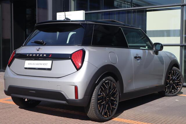 Mini COOPER S 5-deurs 2.0 Favoured Trim + Pakket M / Panoramadak /MINI Head-Up Display