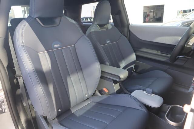 Mini COOPER S 5-deurs 2.0 Favoured Trim + Pakket M / Panoramadak /MINI Head-Up Display