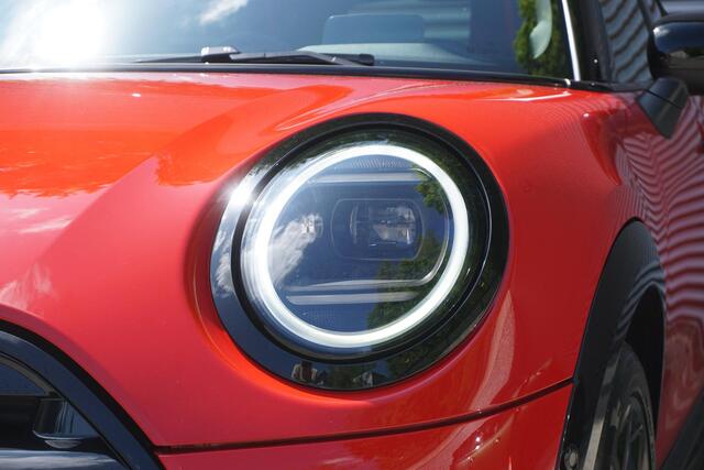 Mini COOPER S 5-deurs John Cooper Works Uitvoering | Pakket XL | Glazen panoramadak | Driving Assistant Plus | HIFI System Harman Kardon | MINI Head-Up Display