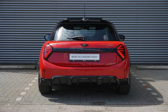 Mini COOPER S 5-deurs John Cooper Works Uitvoering | Pakket XL | Glazen panoramadak | Driving Assistant Plus | HIFI System Harman Kardon | MINI Head-Up Display