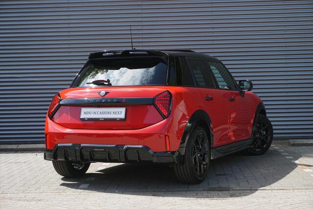 Mini COOPER S 5-deurs John Cooper Works Uitvoering | Pakket XL | Glazen panoramadak | Driving Assistant Plus | HIFI System Harman Kardon | MINI Head-Up Display