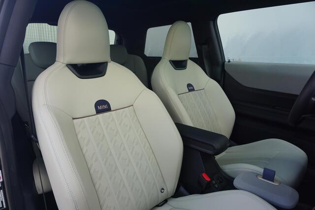 Mini COOPER S Mini / Favoured Uitvoering / Pakket XL / 18'' LM Velgen