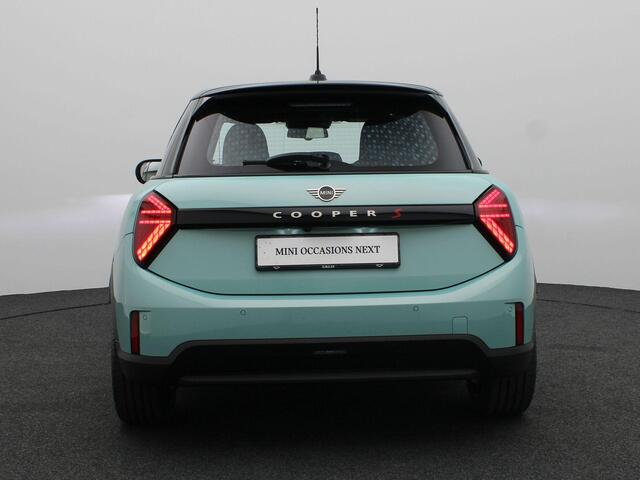 Mini COOPER S 5-Deurs Favoured + Pakket S + Parking Assistant + Driving Assistant + Elektrisch verwarmde voorstoelen + Comfort Access + Stuurwielrand verwarmd