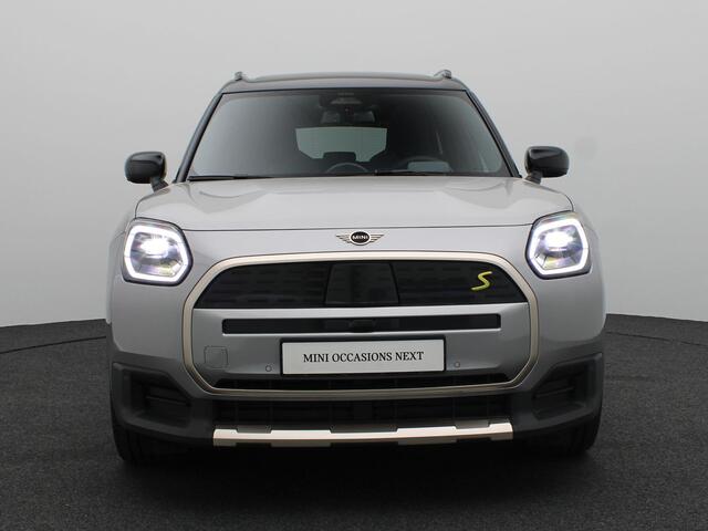 Mini COUNTRYMAN SE ALL4 Favoured + Pakket L + Glazen panoramadak + Driving Assistant Plus + Parking Assistant Plus + Harman Kardon + Elektrisch verwarmde voorstoelen + 19''