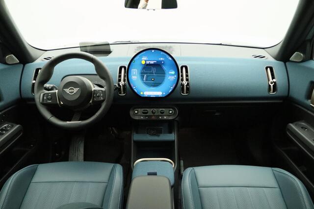 Mini COUNTRYMAN SE ALL4 Favoured + Pakket L + Glazen panoramadak + Driving Assistant Plus + Parking Assistant Plus + Harman Kardon + Elektrisch verwarmde voorstoelen + 19''