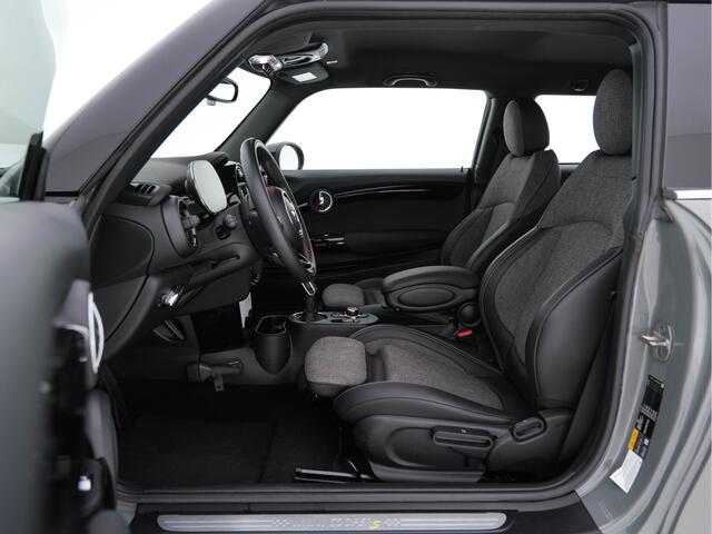 Mini Electric Mini Essential 33 kWh [3-Fase] (INCL-BTW) *FULL-LED | VIRTUAL-COCKPIT | 1/2-LEDER | CAMERA | KEYLESS | SPORT-SEATS | NAVI-FULLMAP | AMBIENT-LIGHT | DAB | CRUISE | SPORT-SEATS | 17"ALU*