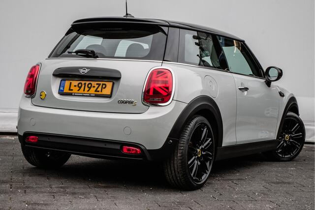 Mini Electric Mini Classic 33 kWh Full map navigatie/ Stoelverwarming/ Sportstoelen/ Carplay/