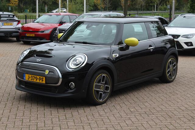 Mini Electric Mini Charged 33 kWh / Camera / Head-up / Leder / Harman Kardon / Keyless / 17'' / CarPlay / Stoelverwarming / Matrix LED / DAB / Cruise Control