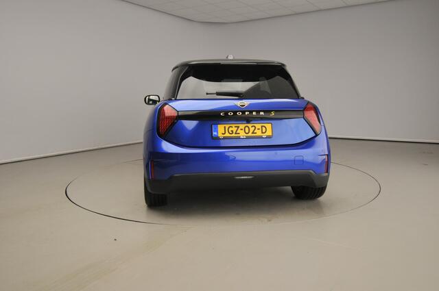 Mini Electric 3-deurs Cooper SE Favoured / Panoramadak / Head-up / Park assist / JCW Stoelen / LED / Alu wielen 18 inch