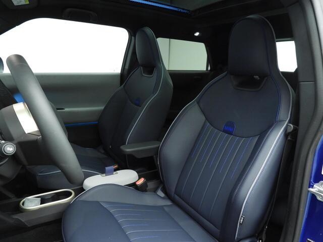 Mini Electric 3-deurs Cooper SE Favoured / Panoramadak / Head-up / Park assist / JCW Stoelen / LED / Alu wielen 18 inch