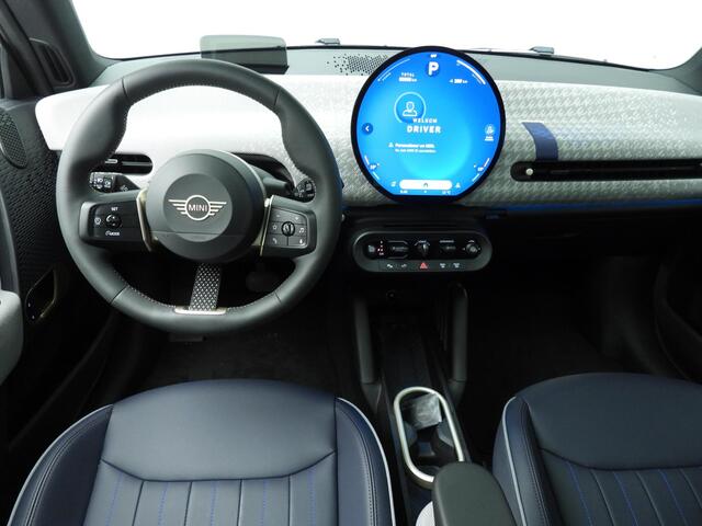 Mini Electric 3-deurs Cooper SE Favoured / Panoramadak / Head-up / Park assist / JCW Stoelen / LED / Alu wielen 18 inch