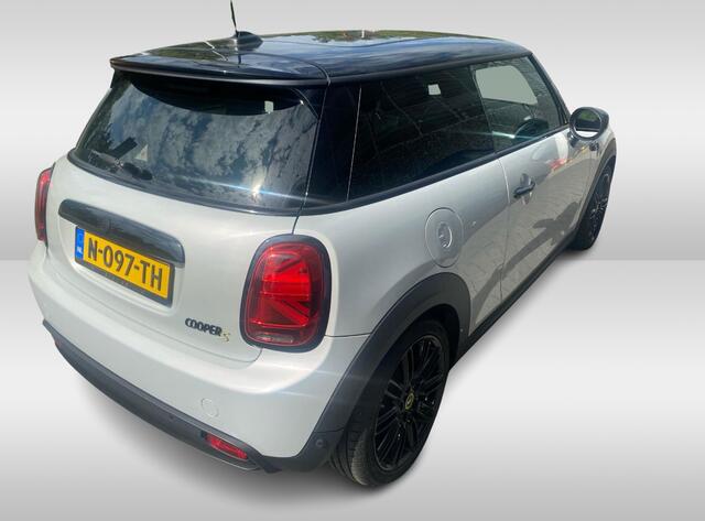 Mini Electric Mini Business Edition 33 kWh / Panoramadak / Leder / Keyless / 17'' / CarPlay / Navigatie / Stuur+Stoelverwarming / Cruise Control / LED Koplampen