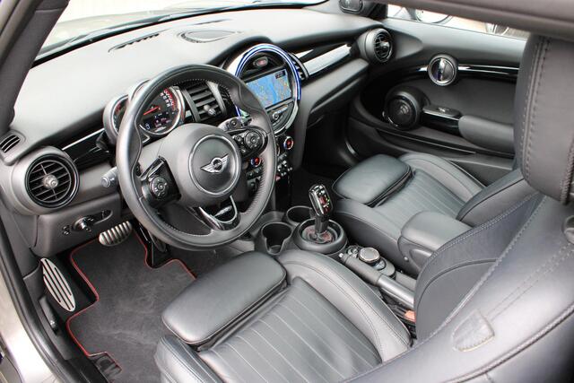 Mini John Cooper Works Mini 2.0 Chili Melting Silver | 231 PK | Pano | Yours Leder | Comfort Access | Camera | Black Trim | Union Jack | Dealer Onderhouden | LED