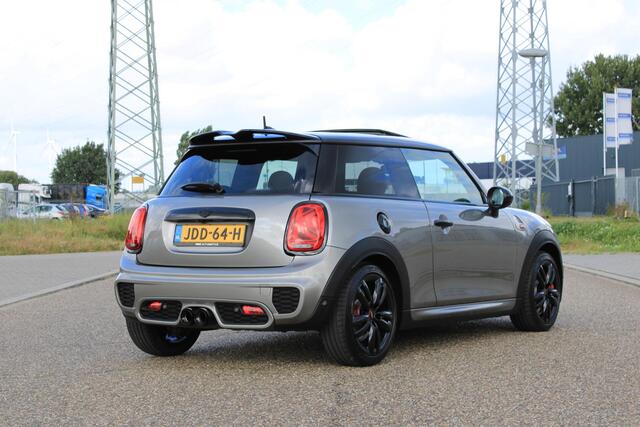 Mini John Cooper Works Mini 2.0 Chili Melting Silver | 231 PK | Pano | Yours Leder | Comfort Access | Camera | Black Trim | Union Jack | Dealer Onderhouden | LED