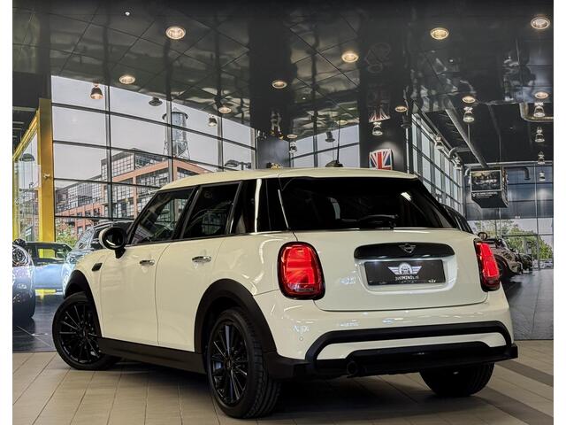 Mini MINI 1.5 CHILLI AUT LEDER HARM KARDON FACELIFT zeer luxe uitvoering