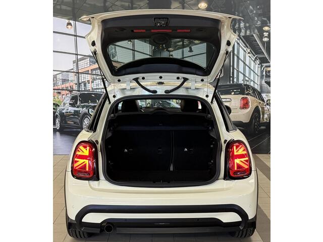 Mini MINI 1.5 CHILLI AUT LEDER HARM KARDON FACELIFT zeer luxe uitvoering