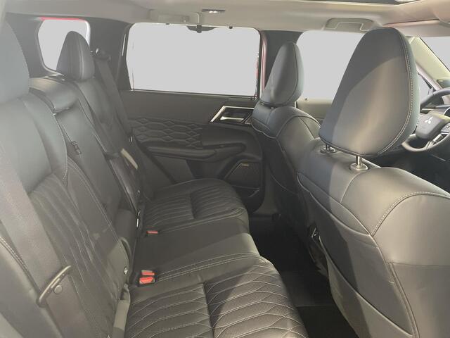 Mitsubishi OUTLANDER 2.4 PHEV Instyle Van ¤ 62.395,- voor ¤ 60.330,-