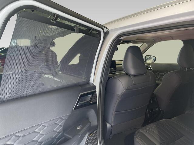 Mitsubishi OUTLANDER 2.4 PHEV Instyle Van ¤ 62.395,- voor ¤ 60.330,-