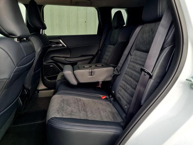 Mitsubishi OUTLANDER 2.4 PHEV Intense / ¤2000,- Introductievoordeel / Rijklaarprijs / Elektrische Range 86 KM WLTP / 1600KG Trekgewicht / 8 Jaar Fabrieksgarantie