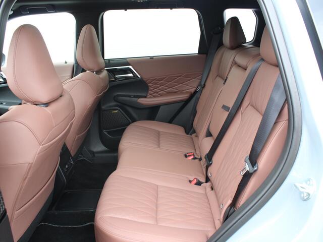 Mitsubishi OUTLANDER 2.4 PHEV Instyle+ / Lederen Bekleding / Stoelmassage / Stoelverwarming & Verkoeling / Yamaha Audio / 20" Lichtmetalen Velgen /