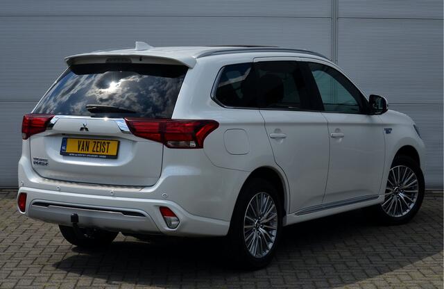 Mitsubishi OUTLANDER PHEV 2.4 INSTYLE 4WD | PLUG IN HYBRID | FULL OPTIONS | SCHUIFDAK | ADAPTIEF CRUISE | TREKHAAK 1500KG | FABRIEKSGARANTIE TOT 10-11-2029* | ALL IN RIJKLAARPRIJS