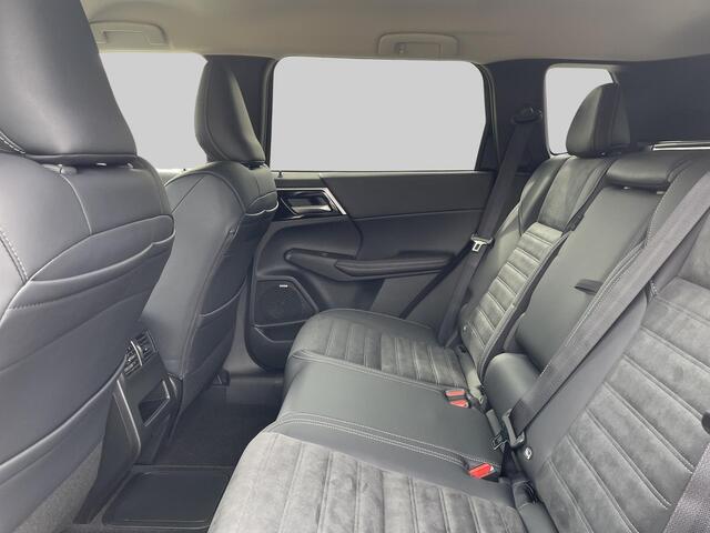 Mitsubishi OUTLANDER 2.4 PHEV First Edition Van ¤ 58.395,- voor ¤ 55.930,-