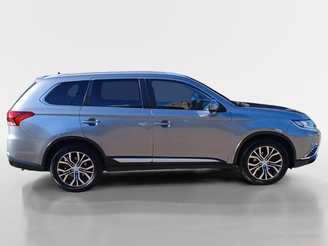 Mitsubishi OUTLANDER 2.0 Instyle | Camera | Trekhaak | Leder | Navigatie | Schuifdak | Elec. en verw. stoel |