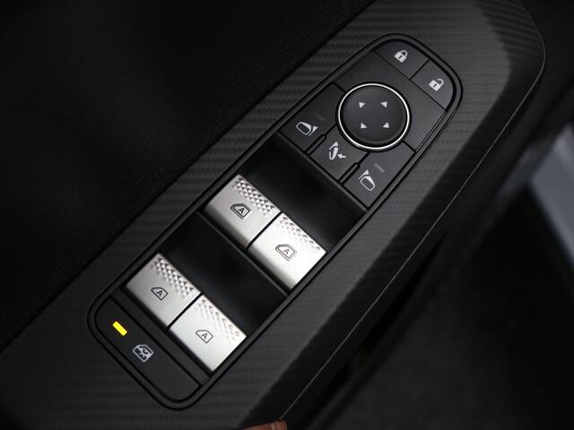 Mitsubishi OUTLANDER 2.4 PHEV Instyle+ / ¤4000,- Introductievoordeel / Rijklaarprijs / Elektrische Range 86 KM WLTP / 1600KG Trekgewicht / 8 Jaar Fabrieksgarantie / Two-Tone kleuren combinatie /