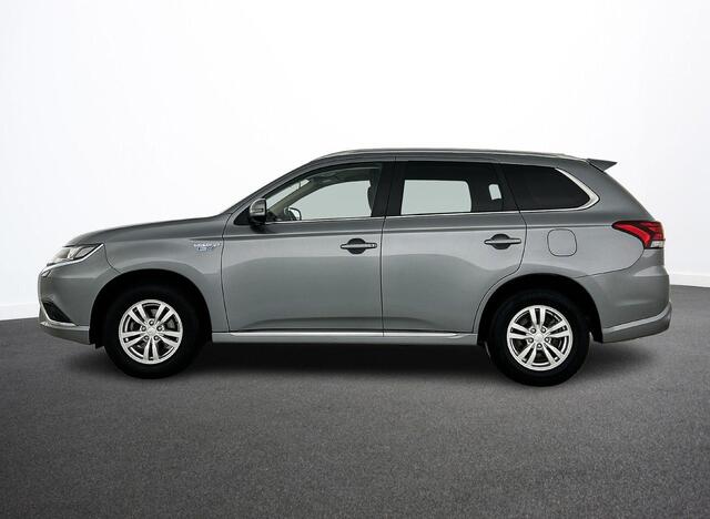 Mitsubishi OUTLANDER 2.4 PHEV 165kW Pure Auto. Trekhaak Navigatie Apple Carplay/Android Auto Camera Parkeersensoren Cruise Control Stoelverwarming Climate Control Lichtmetalen velgen Getinte ramen