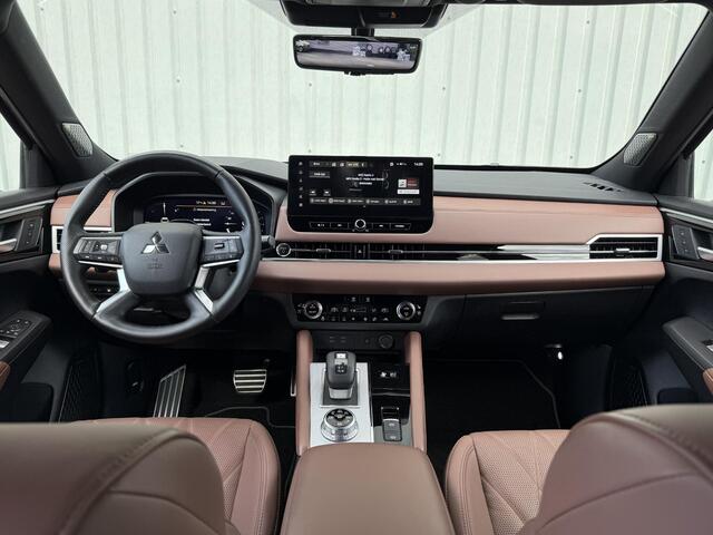 Mitsubishi OUTLANDER 2.4 PHEV Instyle+ / Full Options! / Afneembare Trekhaak 1.600 KG Trekgewicht / Massagestoelen / Memory Seats / Dynamic Sound Yahama Ultimate / Adaptieve Cruise Control / Schuif- & Kanteldak / Digitale Cockpit / 360 Graden Camera / Elektrische Range 86 KM