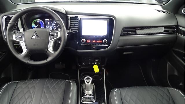 Mitsubishi OUTLANDER 2.4 PHEV Instyle Leder Schuifdak 1e Eig. NL auto ACC, Trekhaak, Privacy glas, keyless entry en start, leder bekleding, powersound syst, elec verstelbare stoel, stuurverw, park ass, 360 camera, cruisecamera achter, schakel paddles