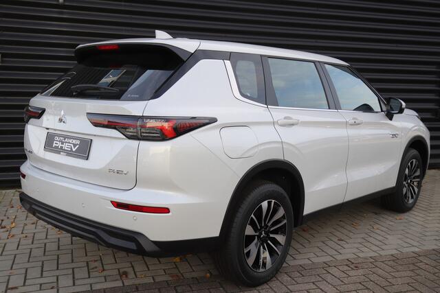 Mitsubishi OUTLANDER 2.4 PHEV Pure Rijklaarprijs nu ¤ 47.989,- Nieuw! Uit voorraad leverbaar & tijdelijk ¤ 4.000,- korting!