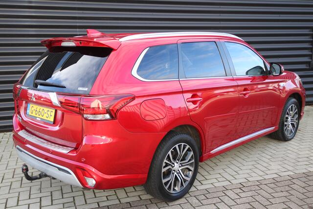 Mitsubishi OUTLANDER 2.4 PHEV Intense+ Opendak, trekhaak, E.Achterklep, Red Diamond