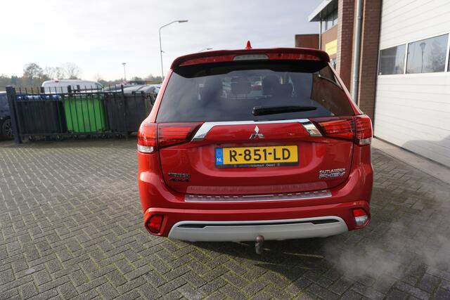 Mitsubishi OUTLANDER 2.4 PHEV S-EDITION CAMERA 19INCH 4X PERF ALL SEASON BANDEN ANDROID-APPLECARPLAY STOELVERWARMING TREKHAAK ECC AIRCO CRUISECONTROL BLUETOOTH PRIVACYGLAS 4X ELECTR.RAMEN-SPIEGELS